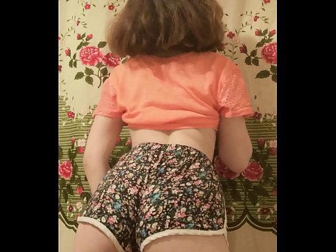 ❤️ Sexy jonk Babe deet hir Shorts op der Kamera of ❌ Hausgemachte Porno bei eis