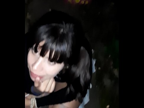❤️ Op der Strooss geschwollen Penis am Austausch fir Séissegkeeten ❌ Hausgemachte Porno bei eis