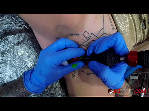 ❤️ Extrem tattooed Hottie Sully Savage krut en Tattoo op hirem Klitoris ❌ Hausgemachte Porno bei eis