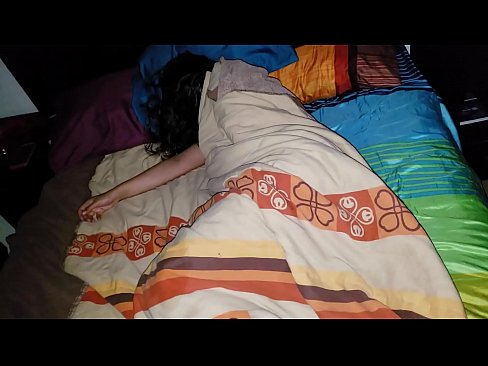❤️ Stiefson beréiert seng jonk Stéifmamm wärend hatt schléift. ❌ Hausgemachte Porno bei eis
